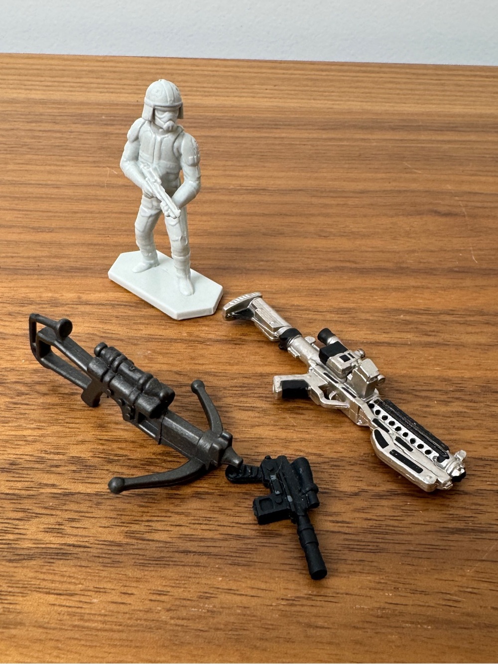 Star Wars White Soldier Figure with Black and Silver Weapons Playset